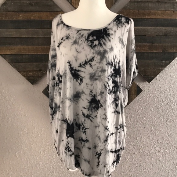 bobeau Tops - Bobeau marble shirt